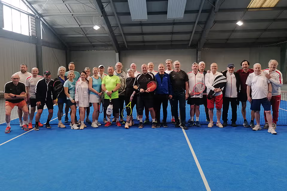 Benefiz-Tennis Pachern für bedürftige Familien.